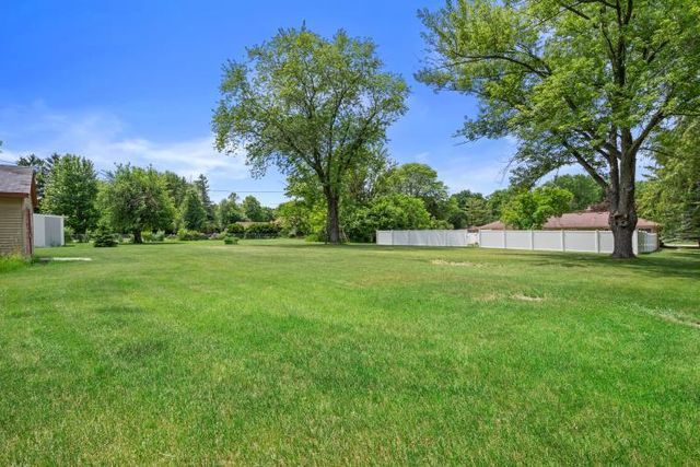 W147N5010 Dolphin DRIVE, Menomonee Falls, WI 53051