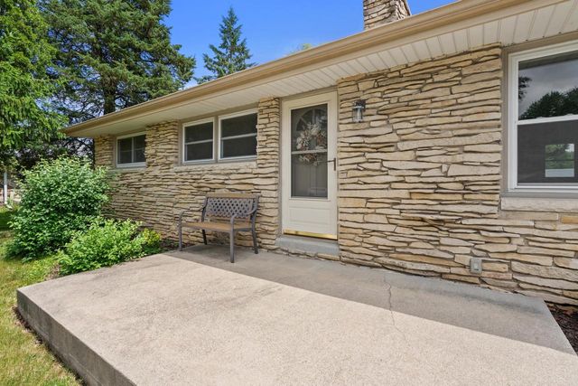 W147N5010 Dolphin DRIVE, Menomonee Falls, WI 53051
