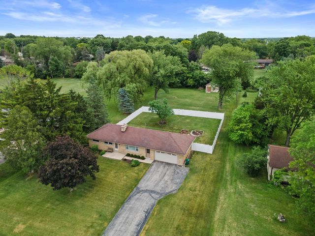 W147N5010 Dolphin DRIVE, Menomonee Falls, WI 53051
