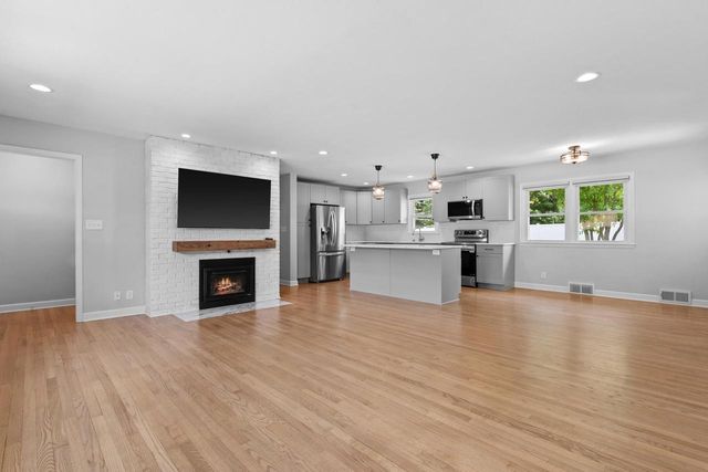 W147N5010 Dolphin DRIVE, Menomonee Falls, WI 53051