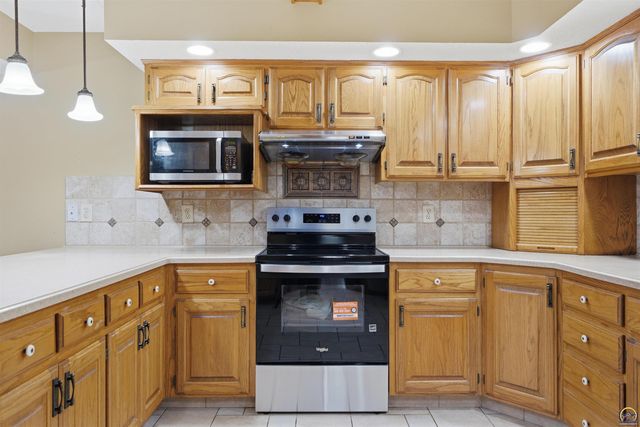 2611 SW Golf View DR, Topeka, KS 66614