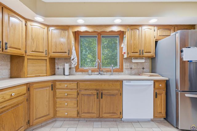 2611 SW Golf View DR, Topeka, KS 66614