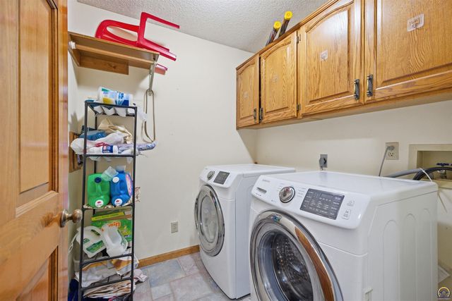 2611 SW Golf View DR, Topeka, KS 66614