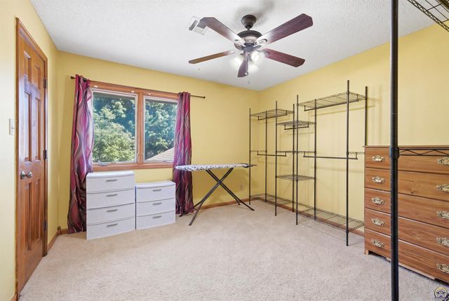 2611 SW Golf View DR, Topeka, KS 66614