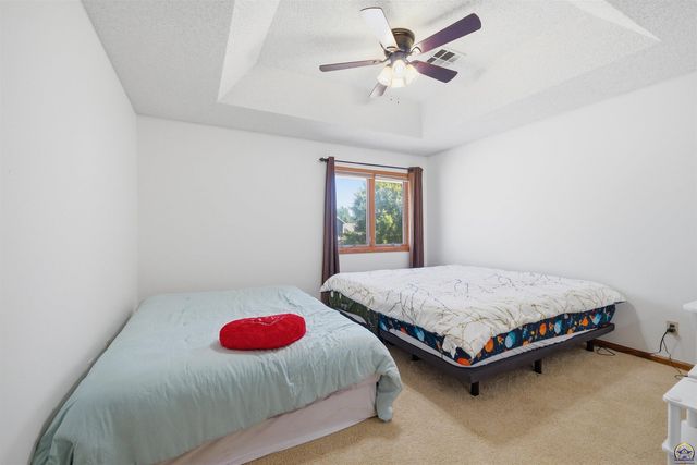 2611 SW Golf View DR, Topeka, KS 66614