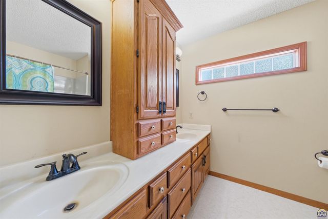 2611 SW Golf View DR, Topeka, KS 66614