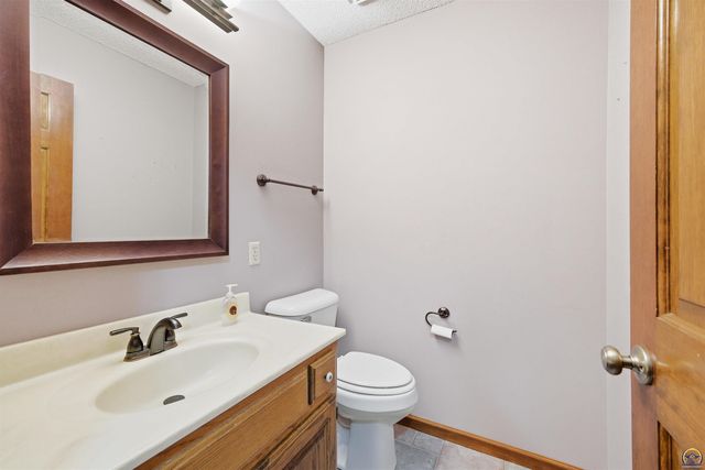 2611 SW Golf View DR, Topeka, KS 66614