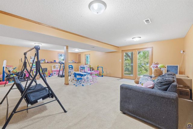 2611 SW Golf View DR, Topeka, KS 66614