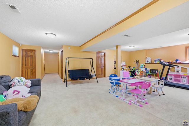 2611 SW Golf View DR, Topeka, KS 66614