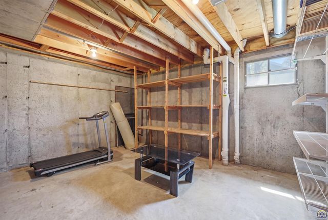 2611 SW Golf View DR, Topeka, KS 66614