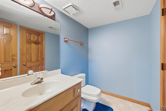 2611 SW Golf View DR, Topeka, KS 66614