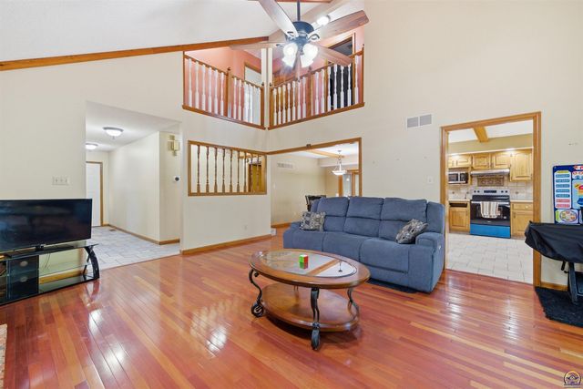 2611 SW Golf View DR, Topeka, KS 66614
