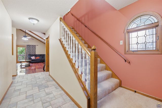 2611 SW Golf View DR, Topeka, KS 66614