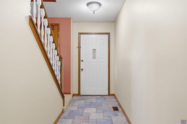2611 SW Golf View DR, Topeka, KS 66614