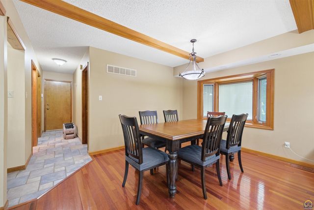 2611 SW Golf View DR, Topeka, KS 66614