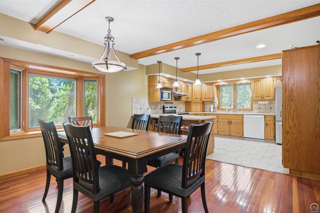 2611 SW Golf View DR, Topeka, KS 66614