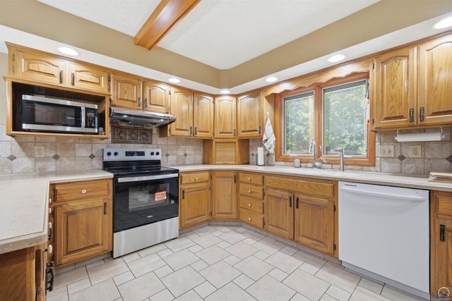 2611 SW Golf View DR, Topeka, KS 66614