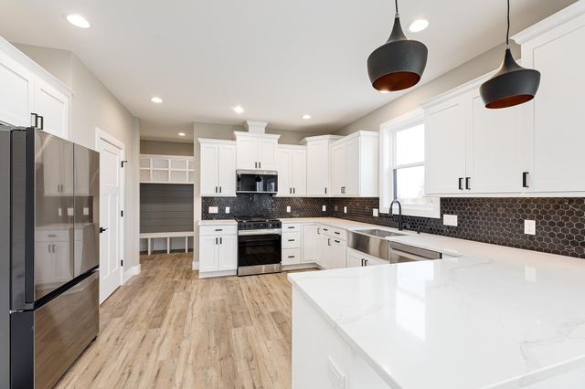 872 Vienna Way, East Bay Twp, MI 49696