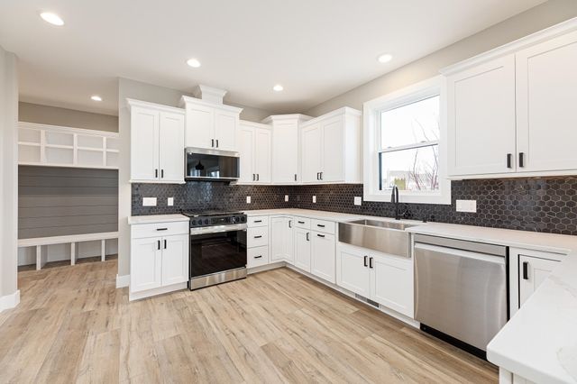 872 Vienna Way, East Bay Twp, MI 49696