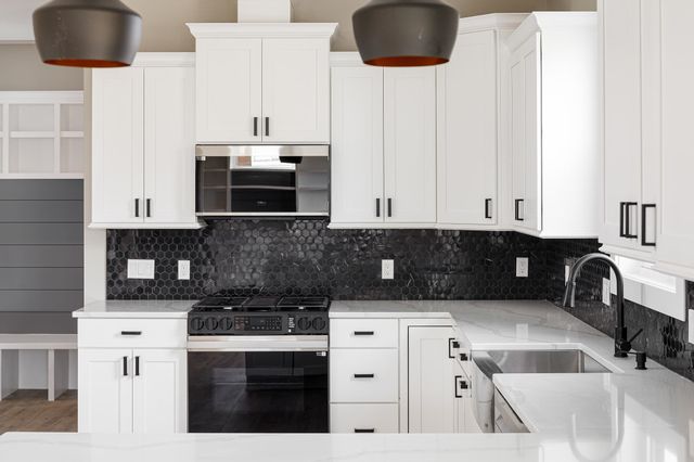 872 Vienna Way, East Bay Twp, MI 49696