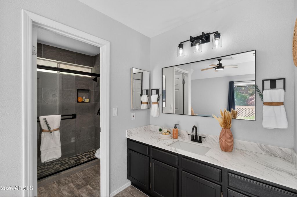 Image 6 of property listing at 1633 E LAKESIDE Drive 25, Gilbert, AZ 85234