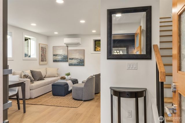 3832 32nd Avenue W, Seattle, WA 98199