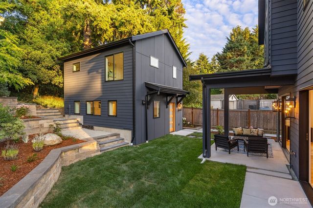 3832 32nd Avenue W, Seattle, WA 98199