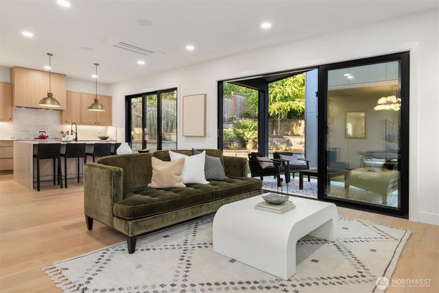 3832 32nd Avenue W, Seattle, WA 98199