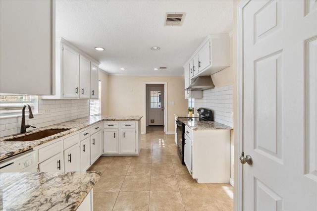 16930 Stardale Lane, Friendswood, TX 77546