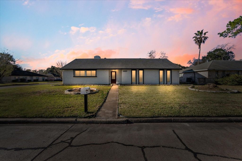 16930 Stardale Lane, Friendswood, TX 77546