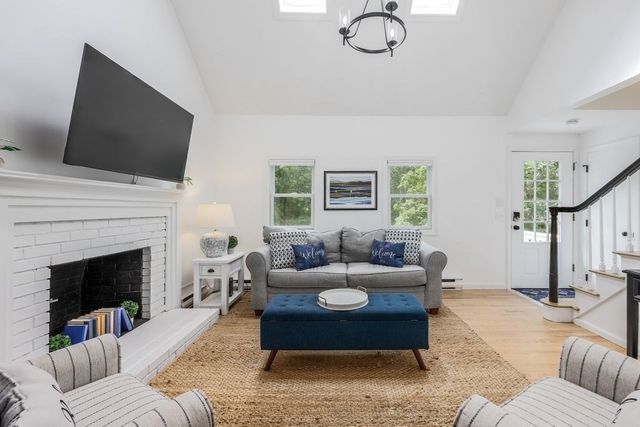 35 Pinecrest Ave, Mashpee, MA 02649
