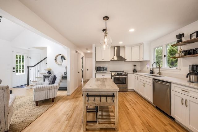35 Pinecrest Ave, Mashpee, MA 02649