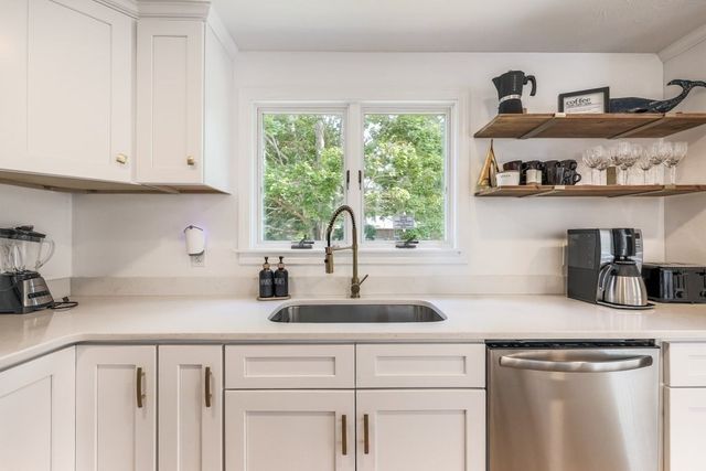 35 Pinecrest Ave, Mashpee, MA 02649