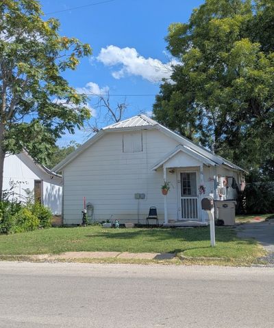 102 E Oak Avenue, Comanche, TX 76442