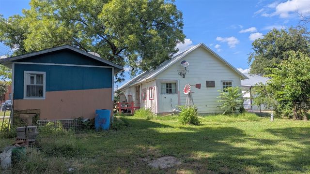 102 E Oak Avenue, Comanche, TX 76442