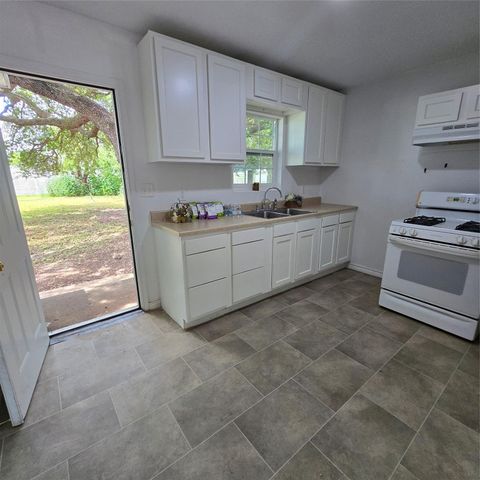 1003 Merchant Street, El Campo, TX 77437