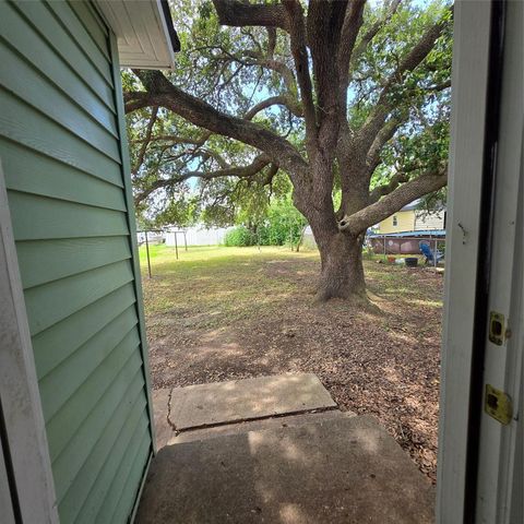 1003 Merchant Street, El Campo, TX 77437