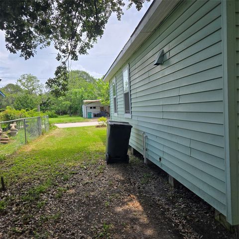 1003 Merchant Street, El Campo, TX 77437