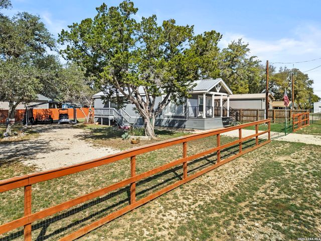 164 Pr 1523, Bandera, TX 78003