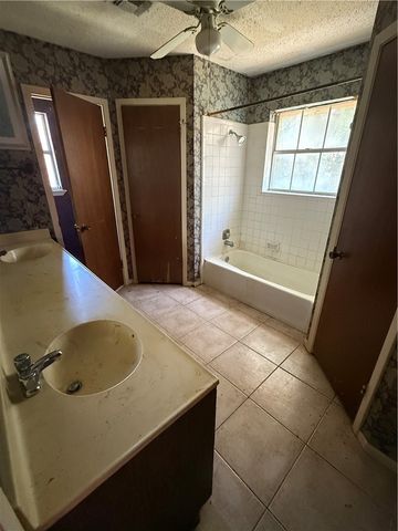 2014 Pecan Dr, Portland, TX 78374