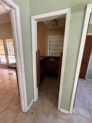 2014 Pecan Dr, Portland, TX 78374