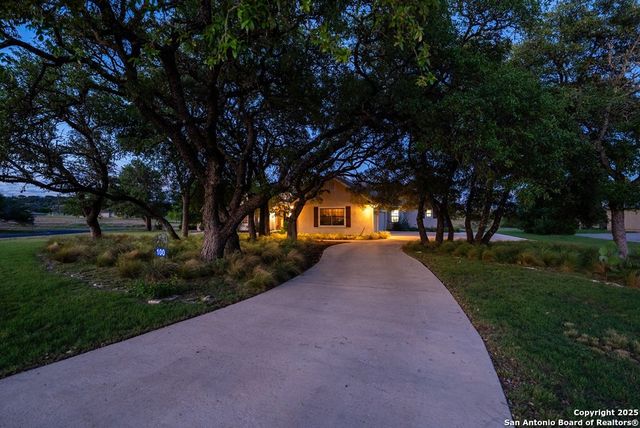 100 Glen Lakes Ct W, Ingram, TX 78025