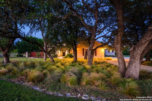 100 Glen Lakes Ct W, Ingram, TX 78025
