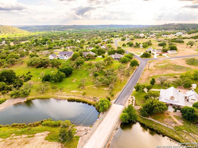 100 Glen Lakes Ct W, Ingram, TX 78025