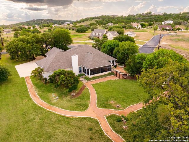 100 Glen Lakes Ct W, Ingram, TX 78025