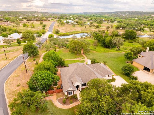 100 Glen Lakes Ct W, Ingram, TX 78025
