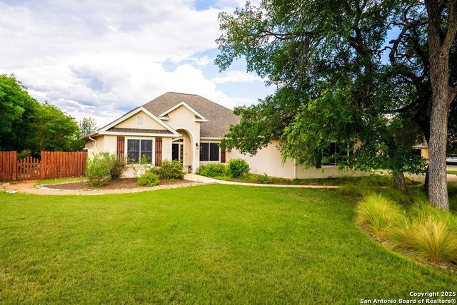 100 Glen Lakes Ct W, Ingram, TX 78025