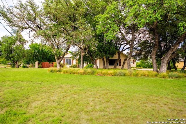 100 Glen Lakes Ct W, Ingram, TX 78025