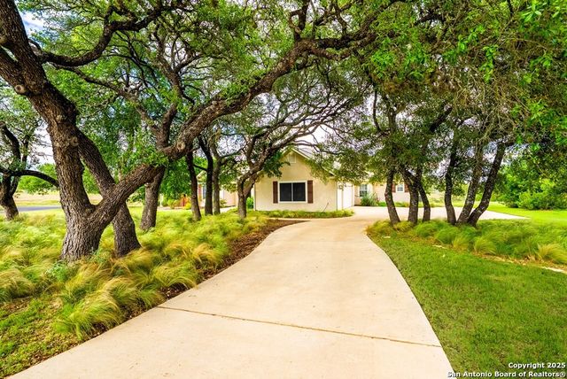 100 Glen Lakes Ct W, Ingram, TX 78025
