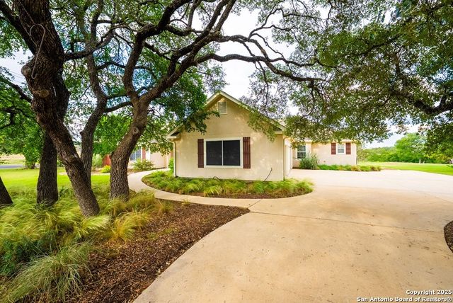 100 Glen Lakes Ct W, Ingram, TX 78025